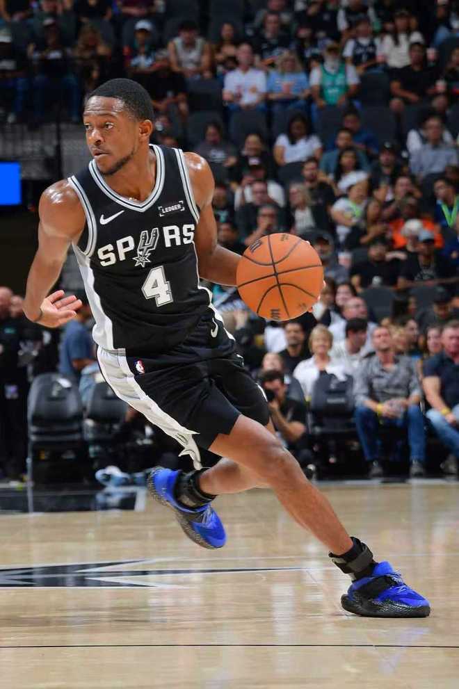 馬刺轟11-0制勝終結主場對灰熊11連敗 福克斯26分巴恩斯23+5