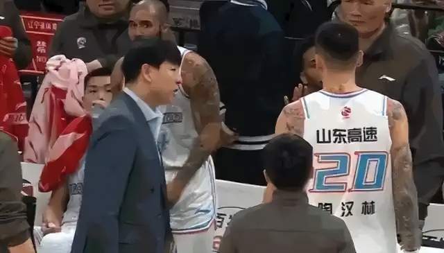 山東U22男籃從領先19分到慘敗28分，鞏曉彬難辭其咎，邱彪贏瞭