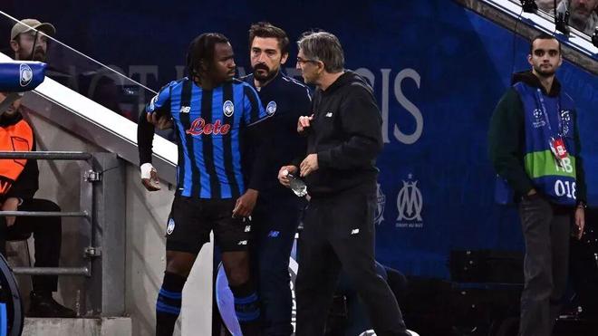 欧冠爆发内讧！卢克曼不满被换下 主帅上手“教育”他