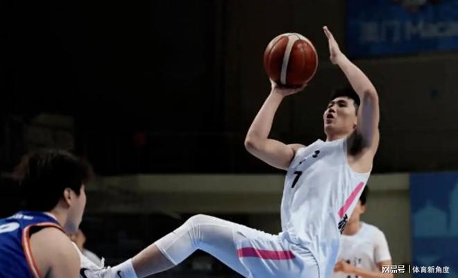 天哪！場均42+4+4，18歲天才橫空出世，男籃後衛線有希望瞭