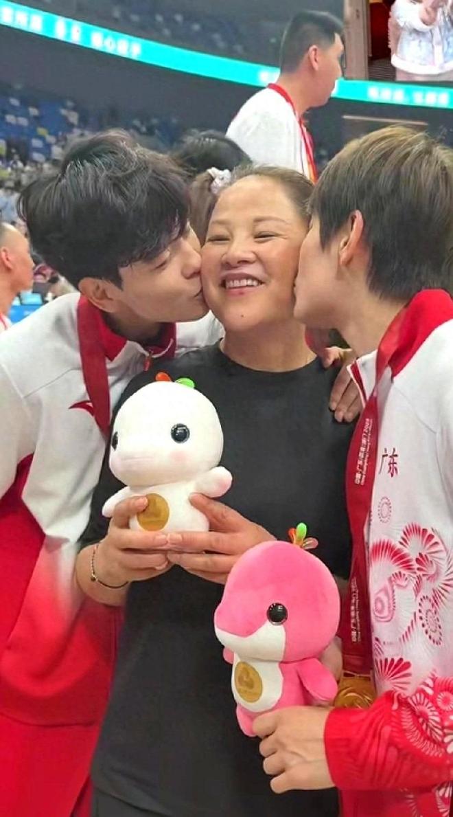 她是女籃最幸福媽媽，兩個冠軍女兒上交國傢，為廣東隊掙足瞭面子