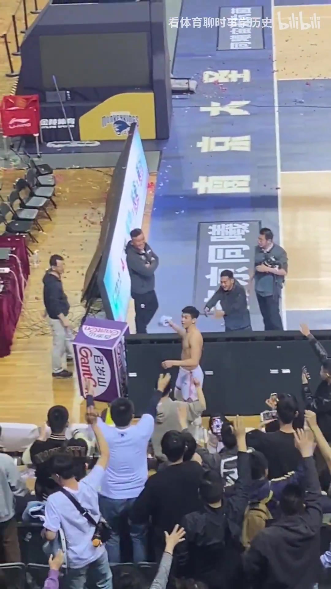 身材太棒了名场面林葳赛后送球衣遭球迷疯抢