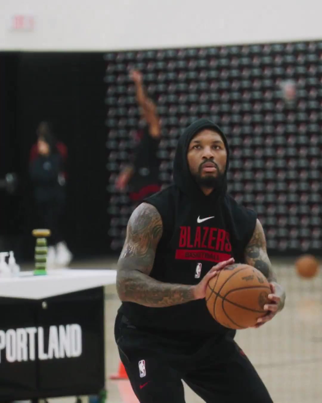 手感依旧丝滑利拉德训练营开练三分 球球空心可太好听了