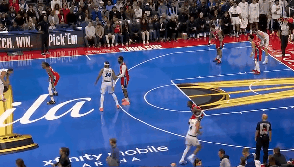 莊神弄鬼時刻，德拉蒙德與對手發生沖突後擺出滑稽拳擊姿勢