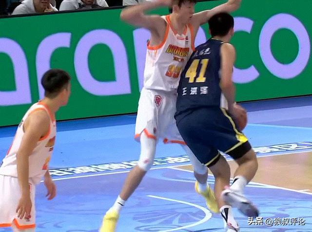 任駿飛接班人！廣東男籃18歲小將王洪澤高效砍下15分8板3助攻