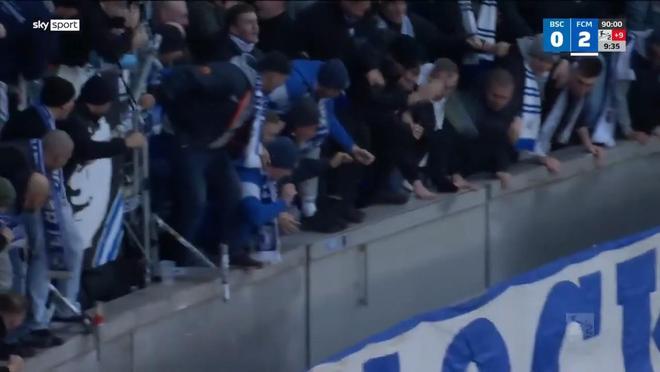 马格德堡球员庆祝进球，不幸跌入2.7米的沟中但安全逃出