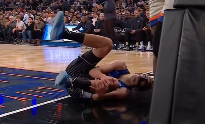 小瓦格納重傷！嘗試空接遭對手犯規摔倒 左腿無法承重被攙扶離場