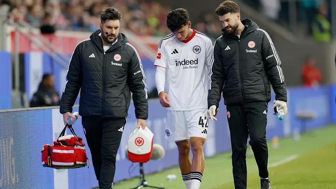 图片报：法兰克福队医私下为对手球员治疗，现已被开除